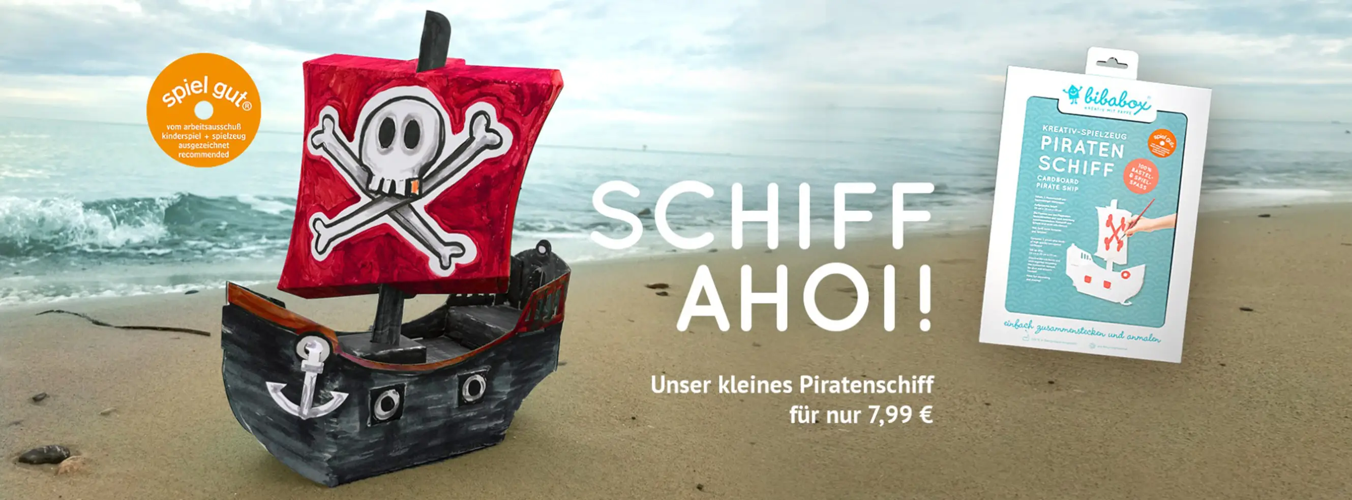 Schiff Ahoi, kleines Pappschiff am Meer Schiff Ahoi, kleines Pappschiff am Meer